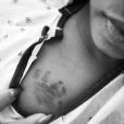 Danielle Milian, tatouée de la trace de main de son fils Richie Bear sur la poitrine. Photo publiée le 25 août 2015.