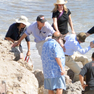 Sur le tournage de son nouveau film sur la plage "Hermosa" à Los Angeles, Woody Allen manque de tomber sur les rochers! Le 26 août 2015