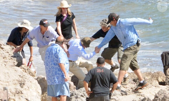 Sur le tournage de son nouveau film sur la plage "Hermosa" à Los Angeles, Woody Allen manque de tomber sur les rochers! Le 26 août 2015