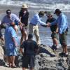 Sur le tournage de son nouveau film sur la plage "Hermosa" à Los Angeles, Woody Allen manque de tomber sur les rochers! Le 26 août 2015