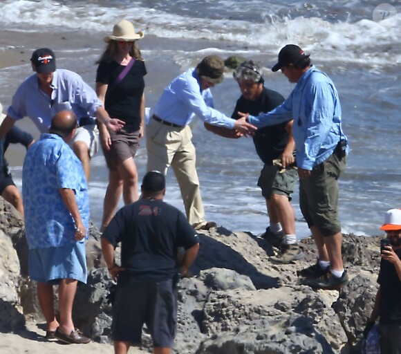 Sur le tournage de son nouveau film sur la plage "Hermosa" à Los Angeles, Woody Allen manque de tomber sur les rochers! Le 26 août 2015