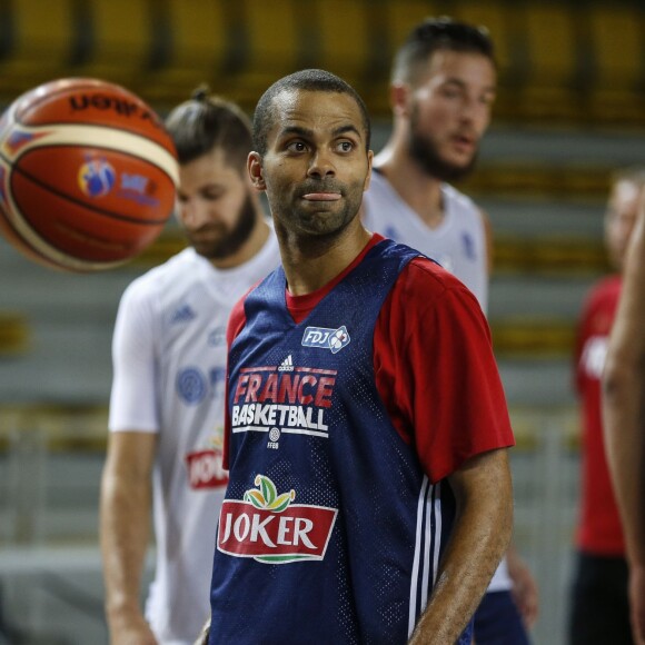 Entraînement de l'équipe de France de basket avec Tony Parker et l'entraineur Vincent Collet en préparation du match France/Allemagne à Strasbourg le 27 août 2015.