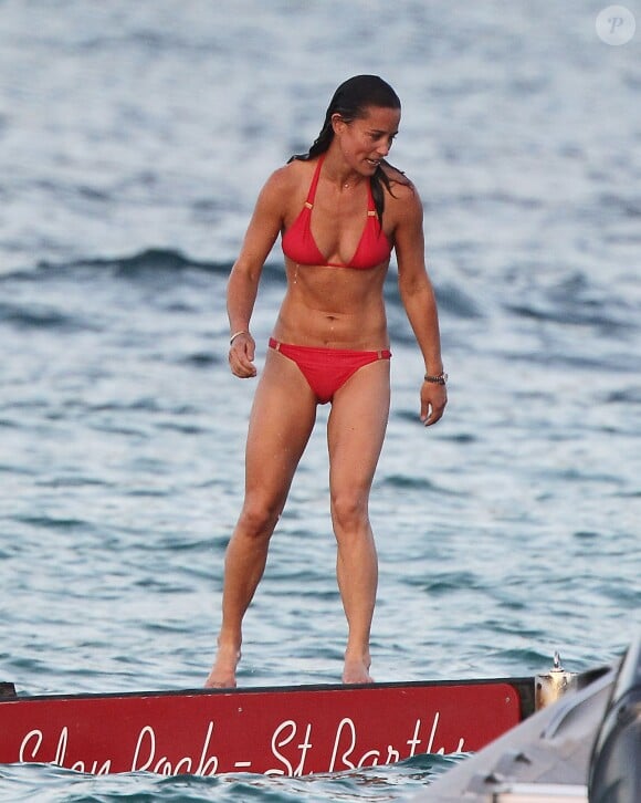 Exclusif - Pippa Middleton en vacances à Saint-Barthélémy à la célèbre plage de l'Eden Rock le 22 août 2015.
