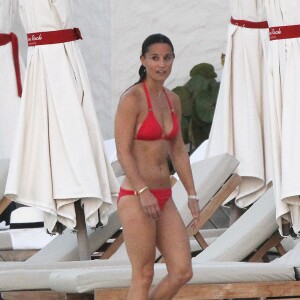 Exclusif - Pippa Middleton en vacances à Saint-Barthélémy à la célèbre plage de l'Eden Rock le 22 août 2015.