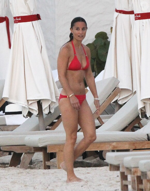 Exclusif - Pippa Middleton en vacances à Saint-Barthélémy à la célèbre plage de l'Eden Rock le 22 août 2015.