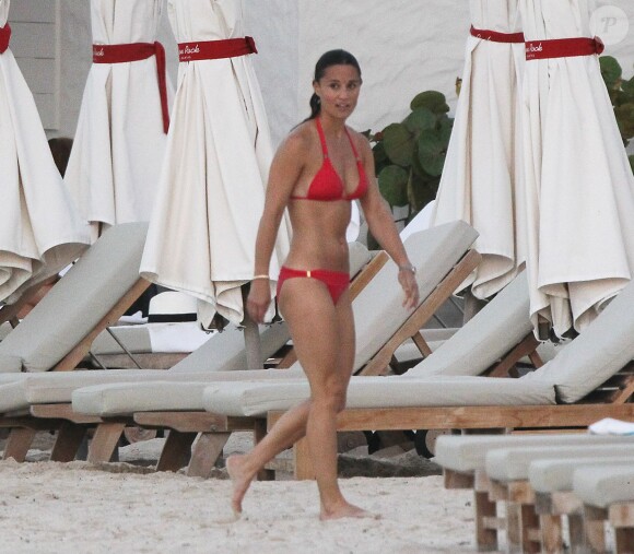 Exclusif - Pippa Middleton en vacances à Saint-Barthélémy à la célèbre plage de l'Eden Rock le 22 août 2015.