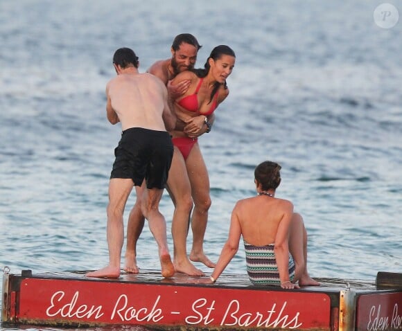 Exclusif -  Pippa Middleton chahute avec son frère James Middleton, leur mère Carole et leur ami James Matthews en vacances à Saint-Barthélémy à la célèbre plage de l'Eden Rock le 22 août 2015.