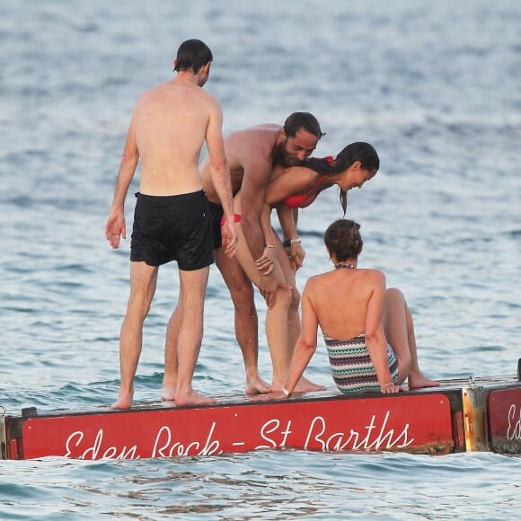 Exclusif -  Pippa Middleton chahute avec son frère James Middleton, leur mère Carole et leur ami James Matthews en vacances à Saint-Barthélémy à la célèbre plage de l'Eden Rock le 22 août 2015.