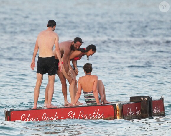 Exclusif -  Pippa Middleton chahute avec son frère James Middleton, leur mère Carole et leur ami James Matthews en vacances à Saint-Barthélémy à la célèbre plage de l'Eden Rock le 22 août 2015.