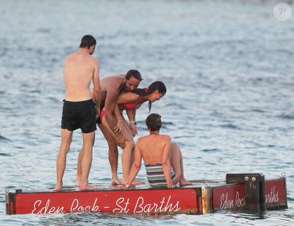 Exclusif -  Pippa Middleton chahute avec son frère James Middleton, leur mère Carole et leur ami James Matthews en vacances à Saint-Barthélémy à la célèbre plage de l'Eden Rock le 22 août 2015.