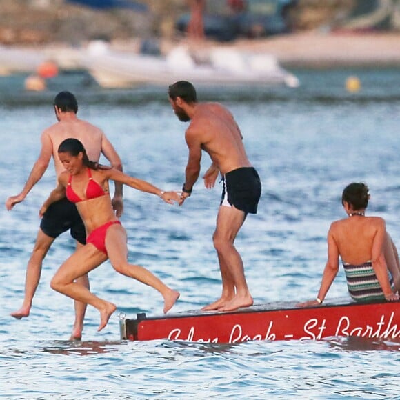 Exclusif -  Pippa Middleton chahute avec son frère James Middleton, leur mère Carole et leur ami James Matthews en vacances à Saint-Barthélémy à la célèbre plage de l'Eden Rock le 22 août 2015.