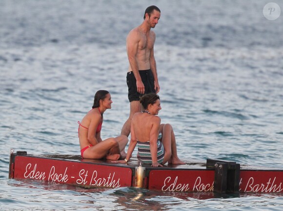 Exclusif -  Pippa Middleton chahute avec son frère James Middleton, leur mère Carole et leur ami James Matthews en vacances à Saint-Barthélémy à la célèbre plage de l'Eden Rock le 22 août 2015.