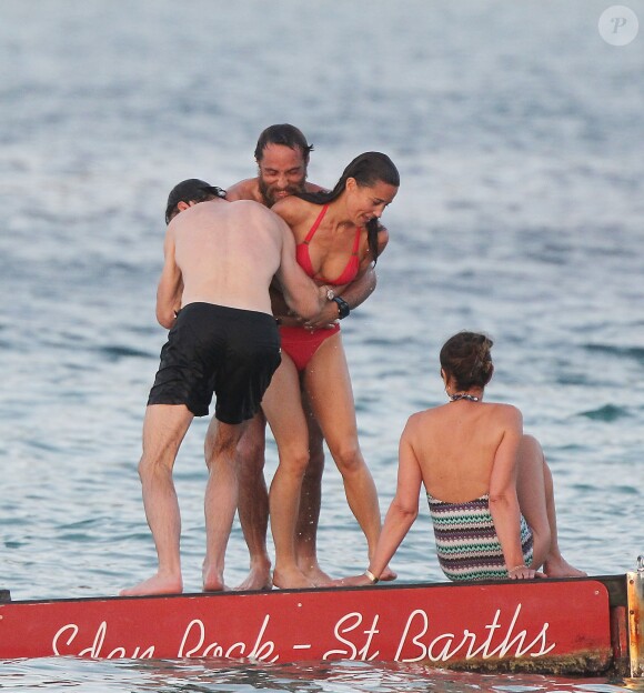 Exclusif -  Pippa Middleton chahute avec son frère James Middleton, leur mère Carole et leur ami James Matthews en vacances à Saint-Barthélémy à la célèbre plage de l'Eden Rock le 22 août 2015.