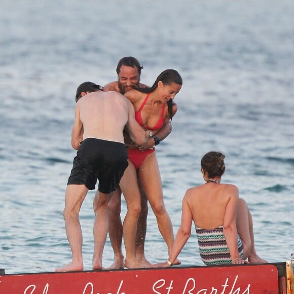 Exclusif -  Pippa Middleton chahute avec son frère James Middleton, leur mère Carole et leur ami James Matthews en vacances à Saint-Barthélémy à la célèbre plage de l'Eden Rock le 22 août 2015.