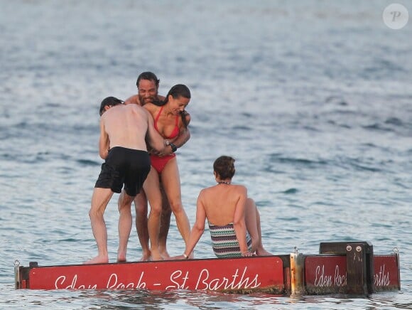 Exclusif -  Pippa Middleton chahute avec son frère James Middleton, leur mère Carole et leur ami James Matthews en vacances à Saint-Barthélémy à la célèbre plage de l'Eden Rock le 22 août 2015.