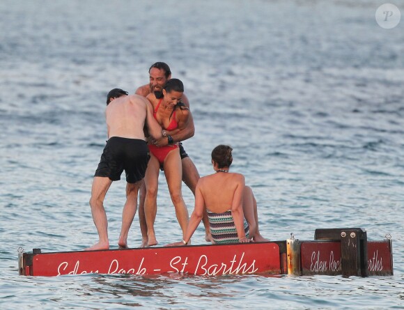 Exclusif -  Pippa Middleton chahute avec son frère James Middleton, leur mère Carole et leur ami James Matthews en vacances à Saint-Barthélémy à la célèbre plage de l'Eden Rock le 22 août 2015.