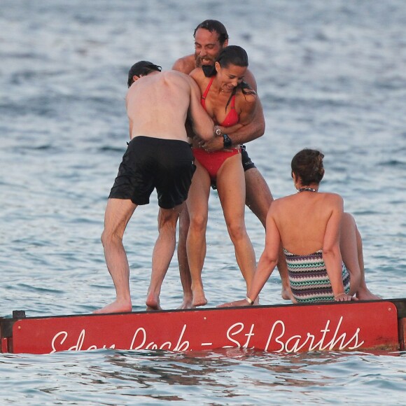 Exclusif -  Pippa Middleton chahute avec son frère James Middleton, leur mère Carole et leur ami James Matthews en vacances à Saint-Barthélémy à la célèbre plage de l'Eden Rock le 22 août 2015.