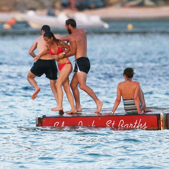 Exclusif -  Pippa Middleton chahute avec son frère James Middleton, leur mère Carole et leur ami James Matthews en vacances à Saint-Barthélémy à la célèbre plage de l'Eden Rock le 22 août 2015.