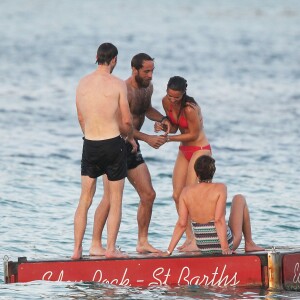 Exclusif - Pippa Middleton chahute avec son frère James Middleton, leur mère Carole et leur ami James Matthews en vacances à Saint-Barthélémy à la célèbre plage de l'Eden Rock le 22 août 2015.