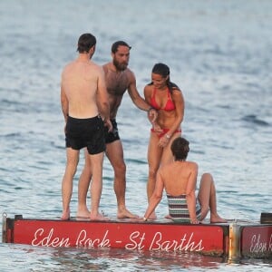 Exclusif - Pippa Middleton chahute avec son frère James Middleton, leur mère Carole et leur ami James Matthews en vacances à Saint-Barthélémy à la célèbre plage de l'Eden Rock le 22 août 2015.