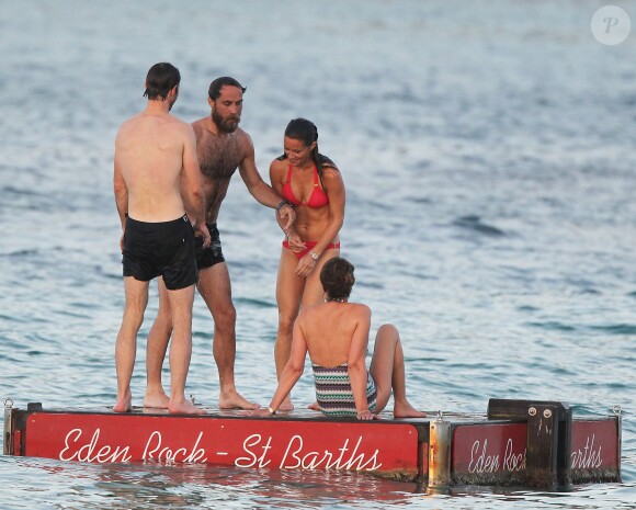 Exclusif - Pippa Middleton chahute avec son frère James Middleton, leur mère Carole et leur ami James Matthews en vacances à Saint-Barthélémy à la célèbre plage de l'Eden Rock le 22 août 2015.