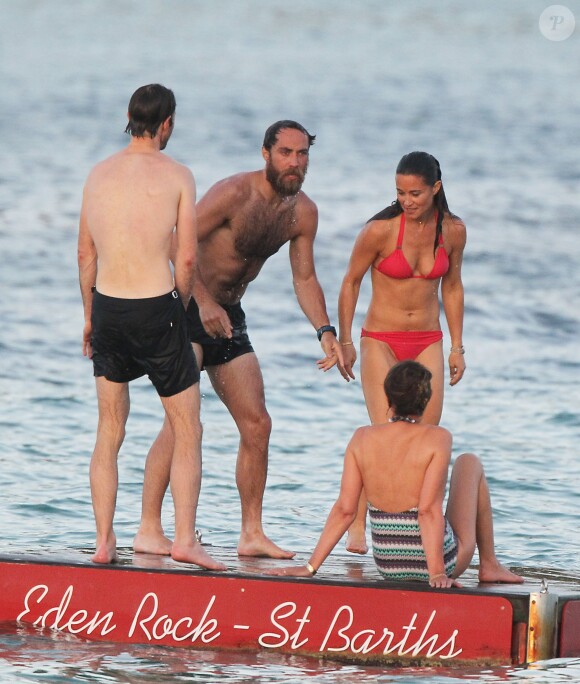 Exclusif - Pippa Middleton chahute avec son frère James Middleton, leur mère Carole et leur ami James Matthews en vacances à Saint-Barthélémy à la célèbre plage de l'Eden Rock le 22 août 2015.