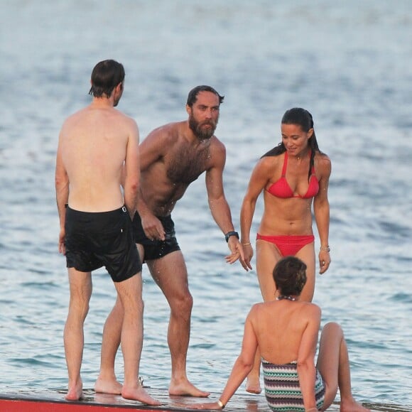 Exclusif - Pippa Middleton chahute avec son frère James Middleton, leur mère Carole et leur ami James Matthews en vacances à Saint-Barthélémy à la célèbre plage de l'Eden Rock le 22 août 2015.