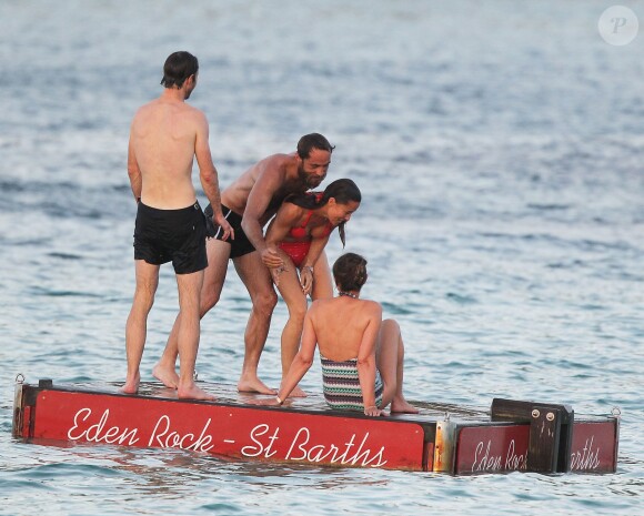 Exclusif - Pippa Middleton chahute avec son frère James Middleton, leur mère Carole et leur ami James Matthews en vacances à Saint-Barthélémy à la célèbre plage de l'Eden Rock le 22 août 2015.