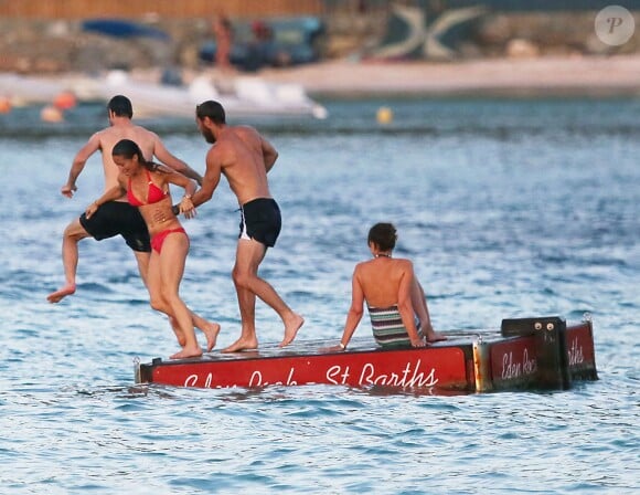 Exclusif - Pippa Middleton chahute avec son frère James Middleton, leur mère Carole et leur ami James Matthews en vacances à Saint-Barthélémy à la célèbre plage de l'Eden Rock le 22 août 2015.