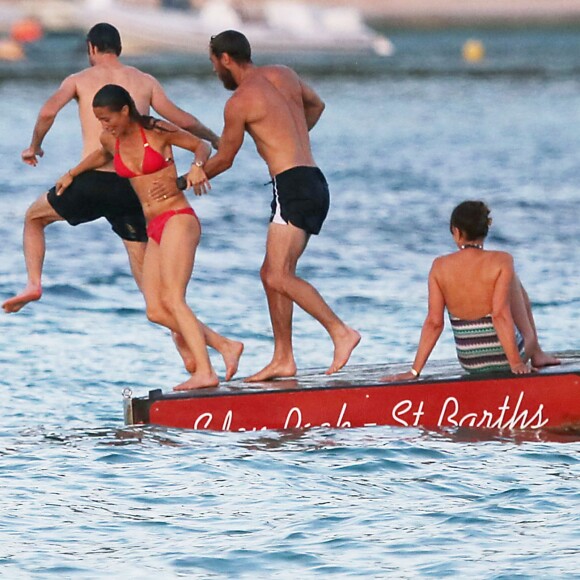 Exclusif - Pippa Middleton chahute avec son frère James Middleton, leur mère Carole et leur ami James Matthews en vacances à Saint-Barthélémy à la célèbre plage de l'Eden Rock le 22 août 2015.