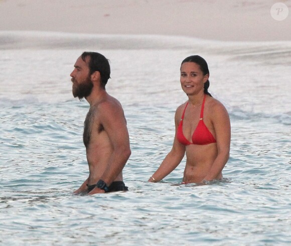 Exclusif - Pippa Middleton et son frère James Middleton en vacances à Saint-Barthélémy à la célèbre plage de l'Eden Rock le 22 août 2015.