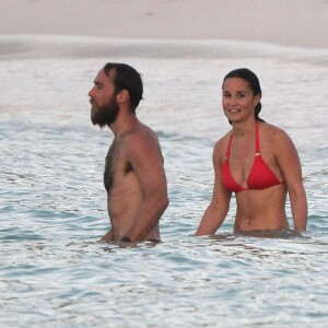 Exclusif - Pippa Middleton et son frère James Middleton en vacances à Saint-Barthélémy à la célèbre plage de l'Eden Rock le 22 août 2015.