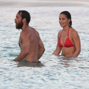 Exclusif - Pippa Middleton et son frère James Middleton en vacances à Saint-Barthélémy à la célèbre plage de l'Eden Rock le 22 août 2015.