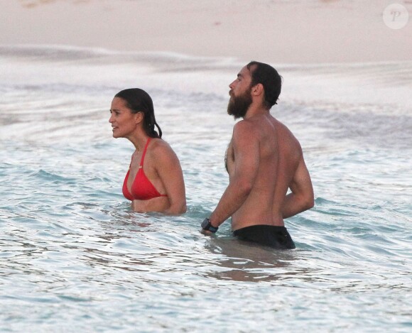 Exclusif - Pippa Middleton et son frère James Middleton en vacances à Saint-Barthélémy à la célèbre plage de l'Eden Rock le 22 août 2015.
