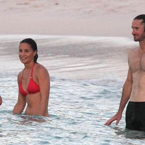 Exclusif - Pippa Middleton et son ami James Matthews en vacances à Saint-Barthélémy à la célèbre plage de l'Eden Rock le 22 août 2015.