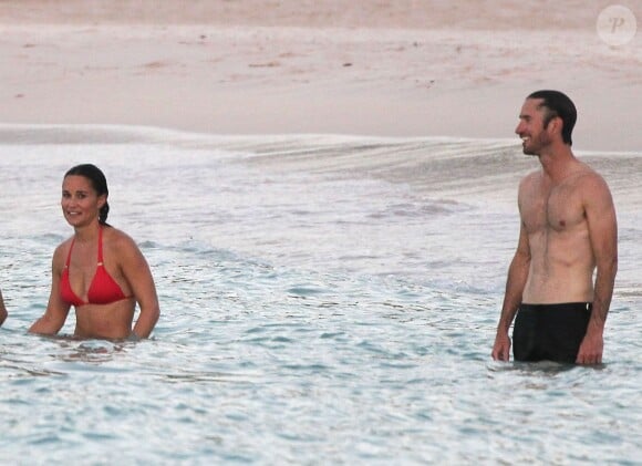 Exclusif - Pippa Middleton et son ami James Matthews en vacances à Saint-Barthélémy à la célèbre plage de l'Eden Rock le 22 août 2015.