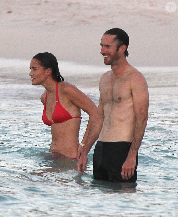 Exclusif - Pippa Middleton et son ami James Matthews en vacances à Saint-Barthélémy à la célèbre plage de l'Eden Rock le 22 août 2015.