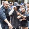 Justin Bieber, assailli par ses fans, se promène avec ses gardes du corps dans les rues de Manhattan à New York. Le 24 août 2015 