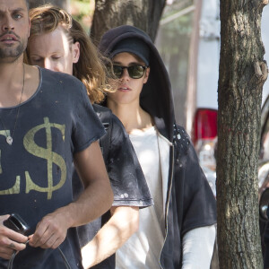 Justin Bieber, assailli par ses fans, se promène avec ses gardes du corps dans les rues de Manhattan à New York. Le 24 août 2015