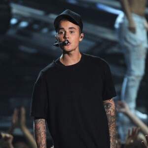 Justin Bieber sur la scène des MTV Video Music Awards le 30 août 2015 à Los Angeles 