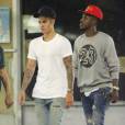  Exclusif - Justin Bieber participe &agrave; un deal de drogue pour les besoins de tournage de son nouveau clip video "What Do You Mean" sur Hollywood Boulevard &agrave; Los Angeles, avec &agrave; ses c&ocirc;t&eacute;s John Leguizamo et une jeune femme tr&egrave;s sexy. Le 19 ao&ucirc;t 2015 