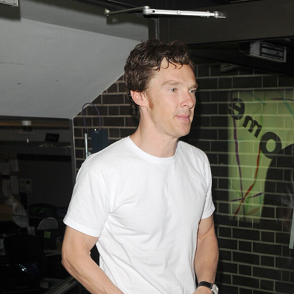 Benedict Cumberbatch dans le rôle de Hamlet signe des autographe à la sortie du théâtre Barbican à Londres le 26 aout 2015.