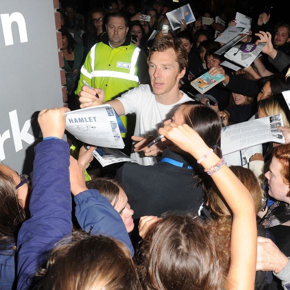 Benedict Cumberbatch dans le rôle de Hamlet signe des autographe à la sortie du théâtre Barbican à Londres le 26 aout 2015.