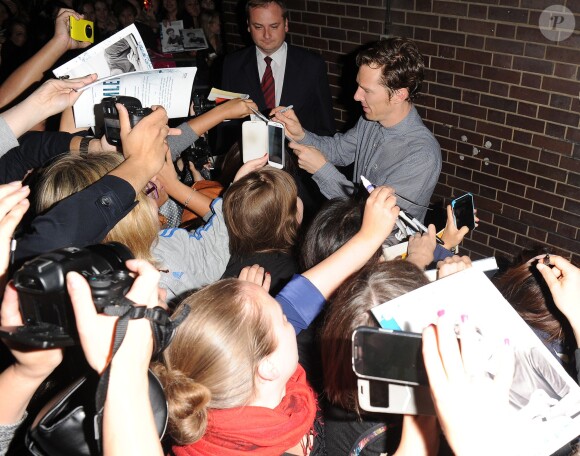 Benedict Cumberbatch signe des autographes à la sortie du théâtre « Barbican » à Londres, le 18 aout 2015 