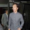 Benedict Cumberbatch signe des autographes à la sortie du théâtre « Barbican » à Londres, le 18 aout 2015