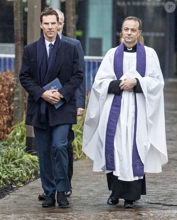 Benedict Cumberbatch vient avec Mike Harrison pour lire des poêmes lors de la cérémonie pour l'installation du roi Richard III en la cathédrale de Leceister, le 26 mars 2015. 