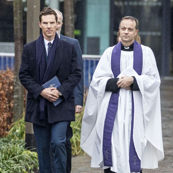 Benedict Cumberbatch vient avec Mike Harrison pour lire des poêmes lors de la cérémonie pour l'installation du roi Richard III en la cathédrale de Leceister, le 26 mars 2015. 
