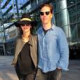  Benedict Cumberbatch et sa femme Sophie Hunter (enceinte) &agrave; l'a&eacute;roport de Londres le 7 mars 2015  