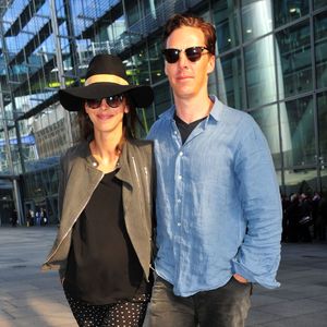 Benedict Cumberbatch et sa femme Sophie Hunter (enceinte) à l'aéroport de Londres le 7 mars 2015 