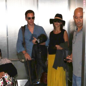 Benedict Cumberbatch et sa femme enceinte Sophie Hunter à l'aéroport de Los Angeles, le 6 mars 2015